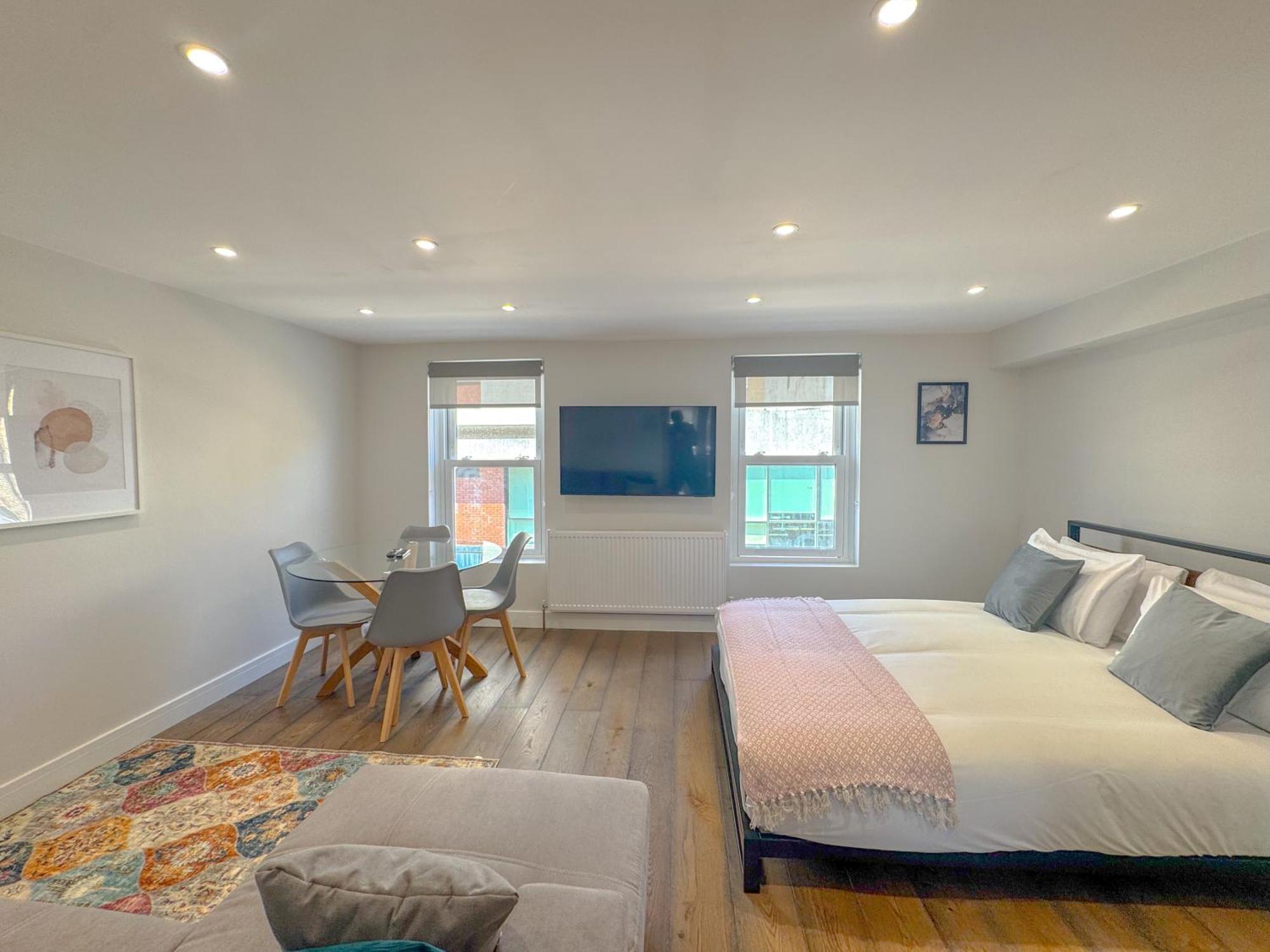 Apartment Whitfield London